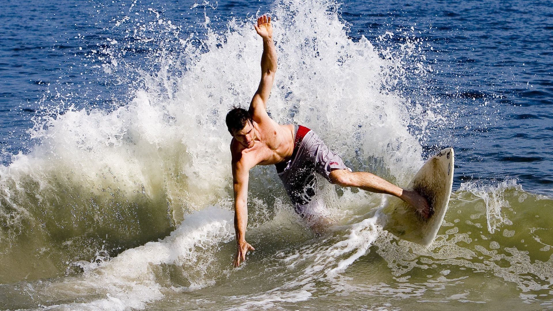 九游体育网址-本周比赛精彩瞬间：炫技进球、神级扑救不断，经典进球视频